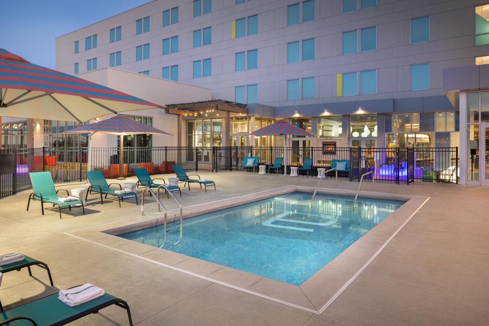 Hotel Aloft Wichita Exterior foto